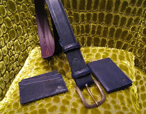 ネイビーの小物使いでさり気無く品格をあげる