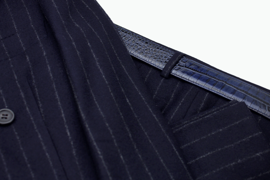 スーツのベルトは、生地の色に合わせる（ネイビー編）