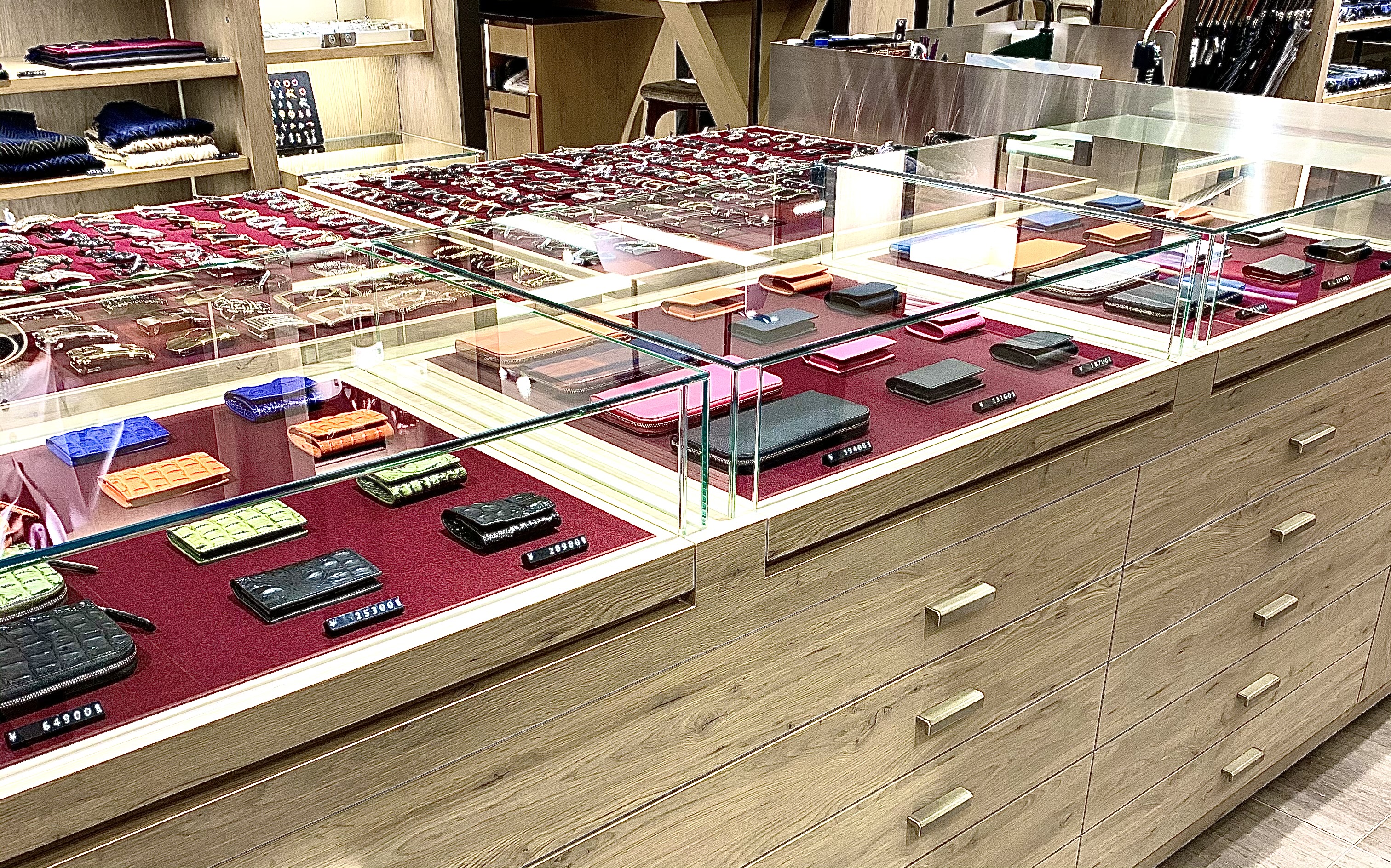 ELLIOT RHODES LONDON ACCESSORY COLLECTION “ADRIA LEATHER”