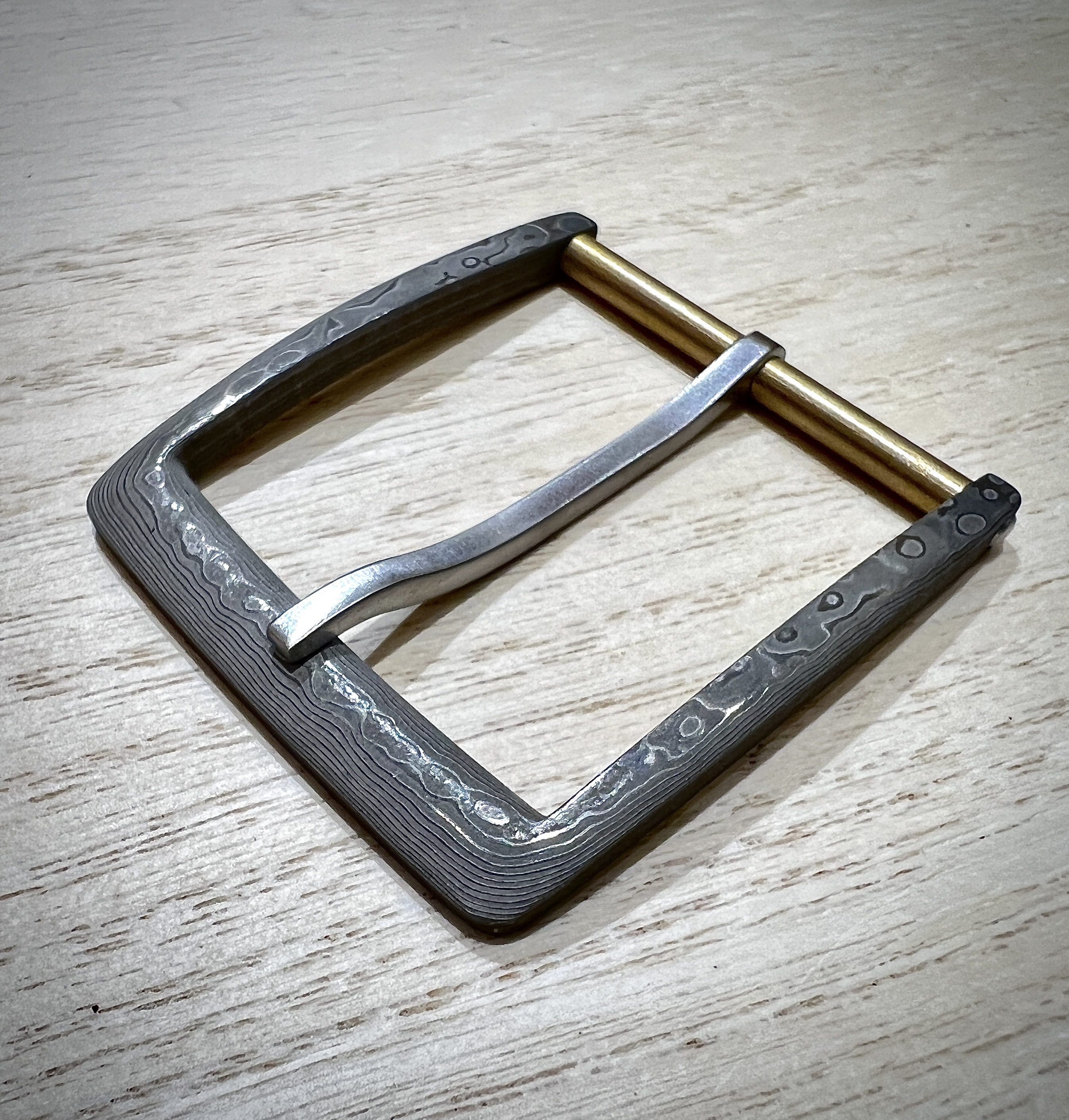 日本刀を作る刀工とコラボして出来た玉綱バックル